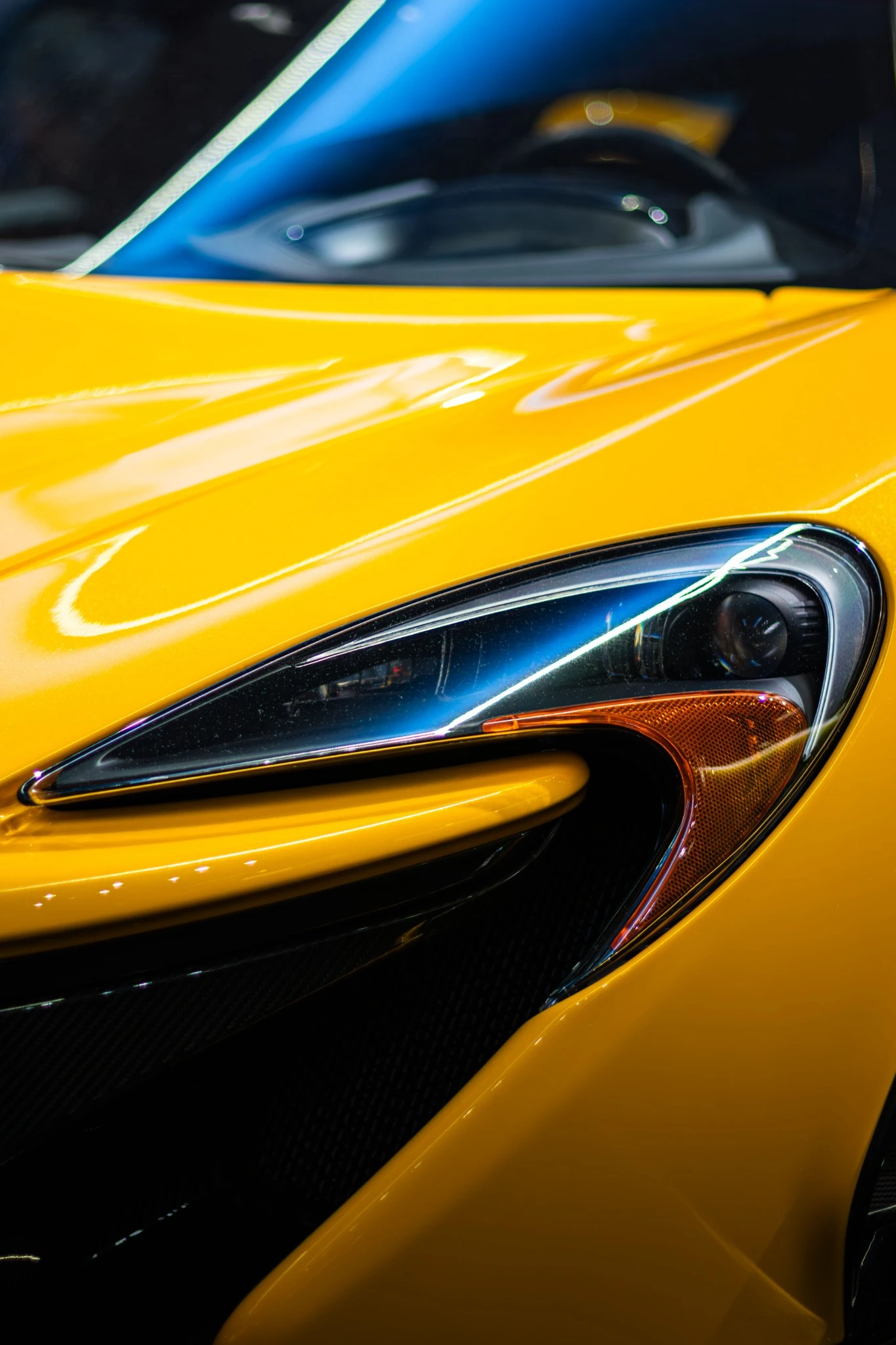 Detalle frontal de un coche deportivo amarillo