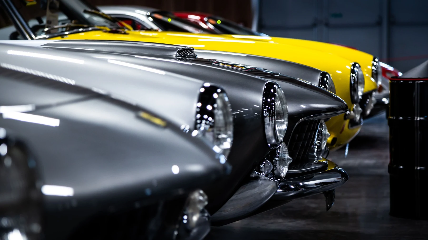 Carrocerías de automóviles clásicos con distintos colores
