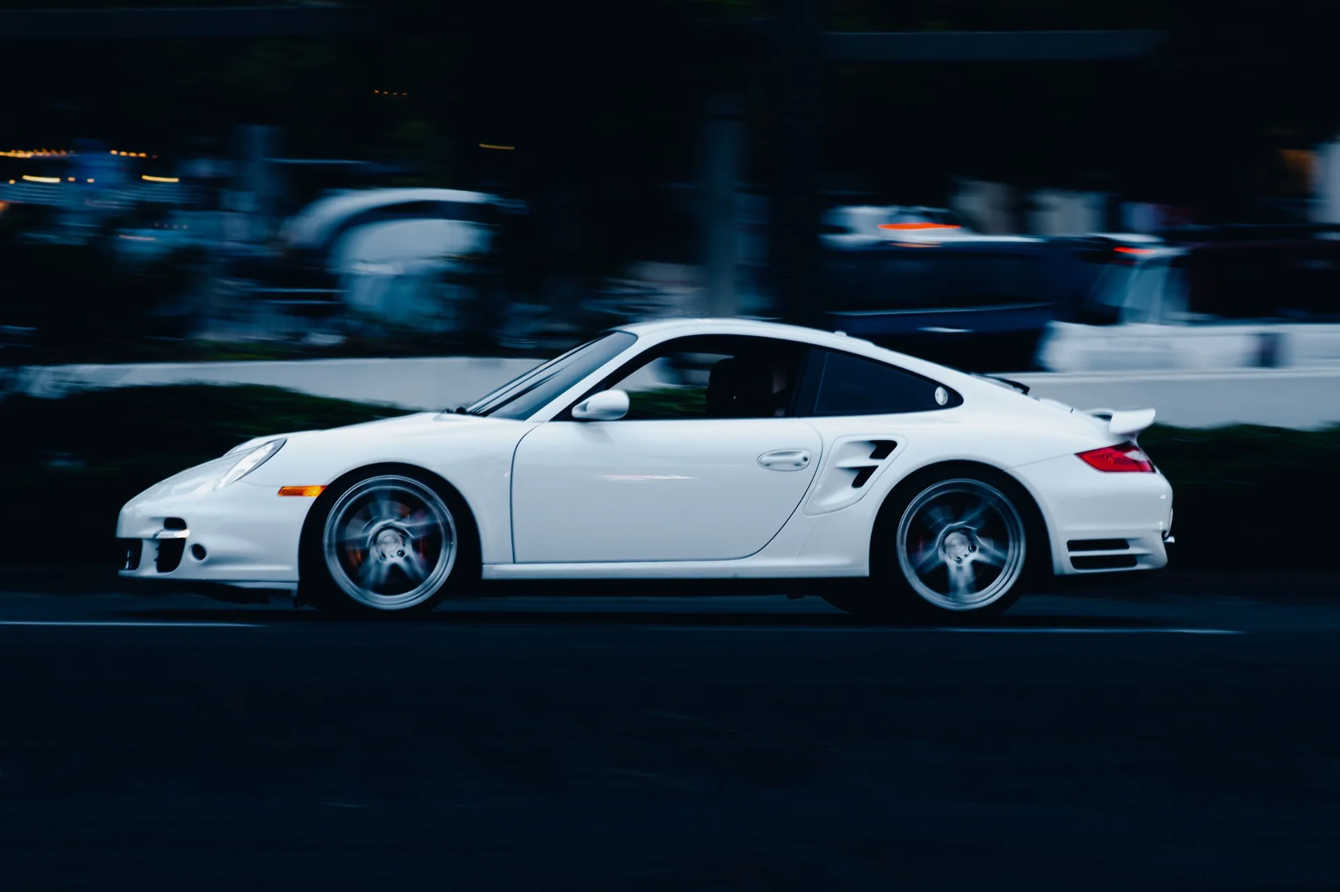 Porsche blanco en movimiento